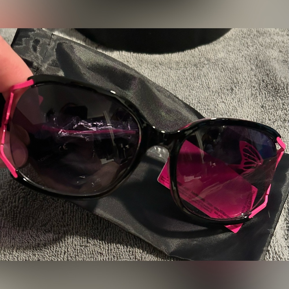 BETSEY JOHNSON AUTHENTIC UVA/UVB SUNGLASSES/NWT & DUST BAG/BUTTERFLY ACCENTS